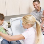dad_kids_doing_laundry_H